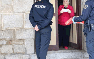 Reparto de mascarillas en Hoyo de Manzanares