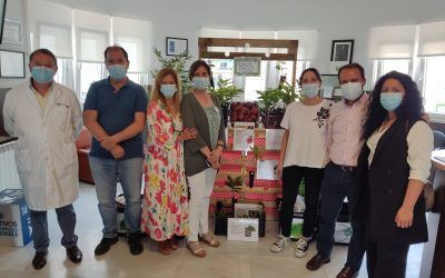 Manzanas y ejemplares de árboles en el Hospital de Guadarrama para premiar el compromiso medioambiental