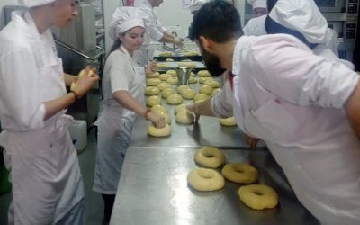 LOS ALUMNOS DEL CURSO DE OPERACIONES BÁSICAS DE PASTELERÍA YA TRABAJAN PARA TENER A PUNTO LOS ROSCONES DE LA TARDE DE REYES