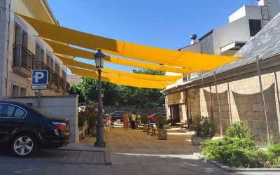 EL AYUNTAMIENTO DE GUADARRAMA INSTALA VELAS DE SOMBREADO EN LA PLAZA DE LA PANERA