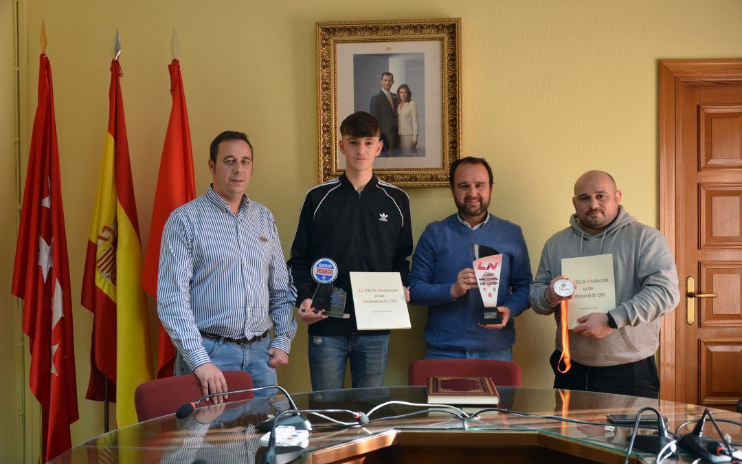 L ALCALDE DE GUADARRAMA RECIBE A LOS GUADARRAMEÑOS JAIRO SÁNCHEZ Y RUBÉN GONZÁLEZ POR SUS ÉXITOS DEPORTIVOS    