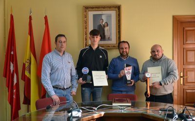 L ALCALDE DE GUADARRAMA RECIBE A LOS GUADARRAMEÑOS JAIRO SÁNCHEZ Y RUBÉN GONZÁLEZ POR SUS ÉXITOS DEPORTIVOS
