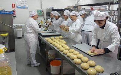 LOS ALUMNOS DEL CURSO DE PASTELERÍA PREPARAN MÁS DE 80 KILOS DE ROSCÓN